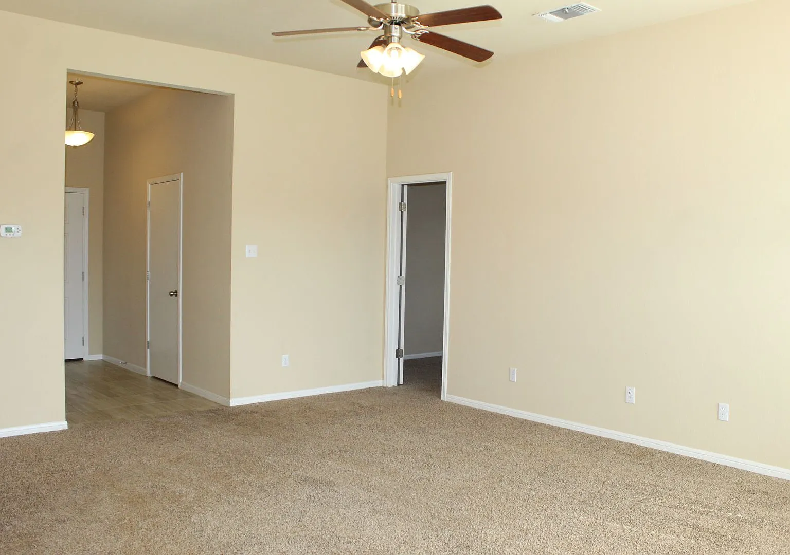 Cute 3 Bedroom, 2 Bathroom — Photo 4