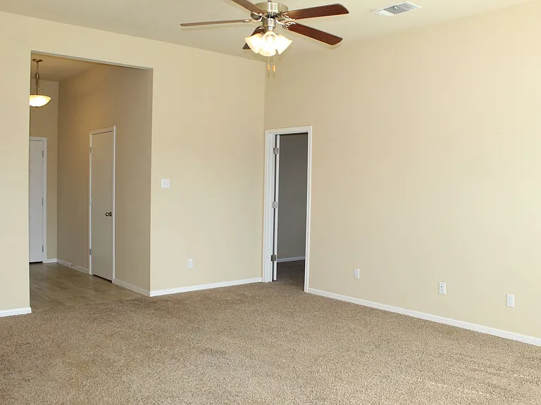 1104 Jamestown Dr — Photo 4