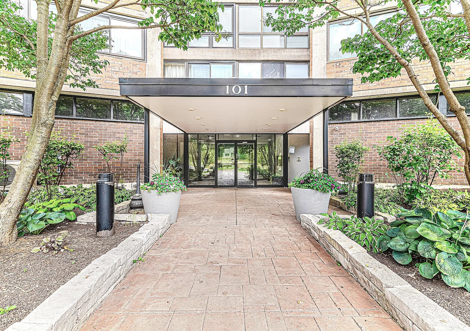 2 bed, 1400 sqft, $2,500 — Photo 2