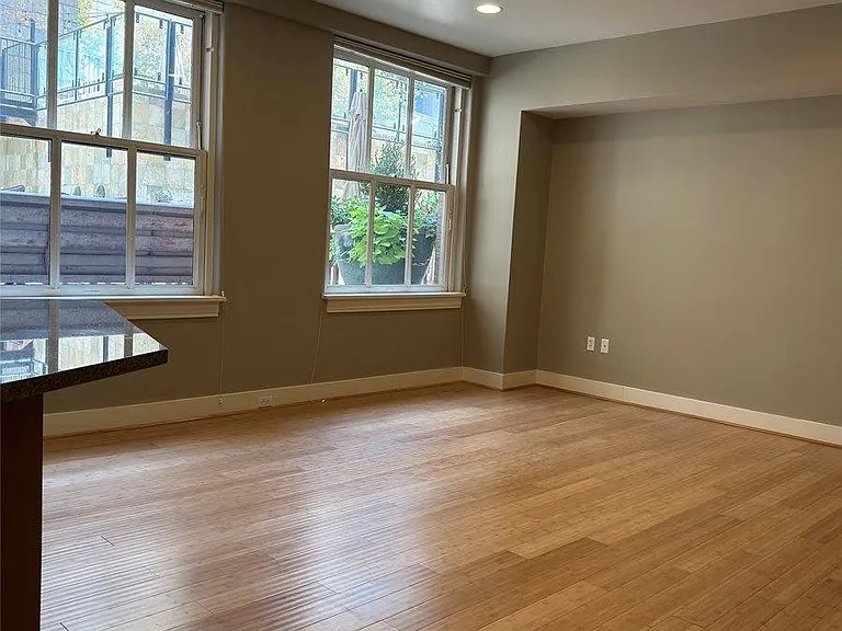 411 W 7th St #202 — Photo 2