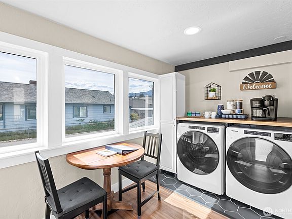 3rd image of 916 Georgiana Street