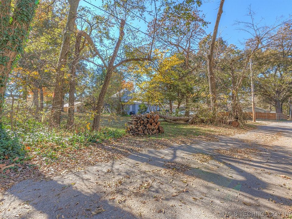 2nd image of 1 W Pecan St