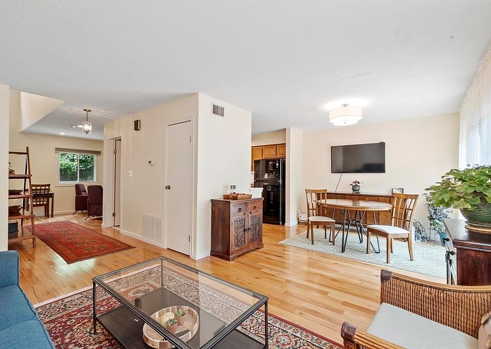1st image of 13 Nightingale Ln #13