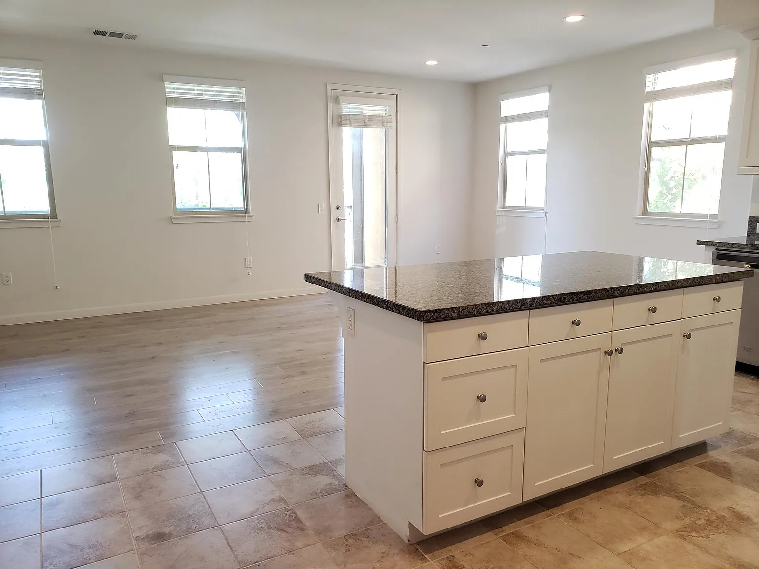 2 bed, 2.5 bath, 1837 sqft, $4,000 — Photo 3