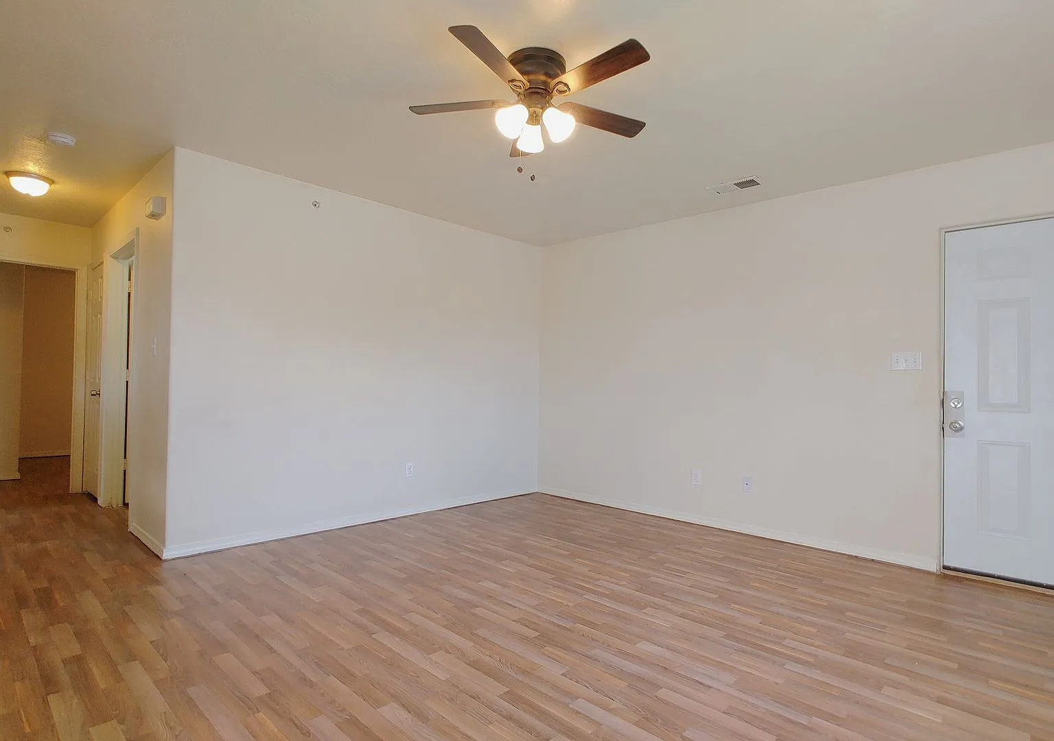 Valencia Apartments — Photo 3