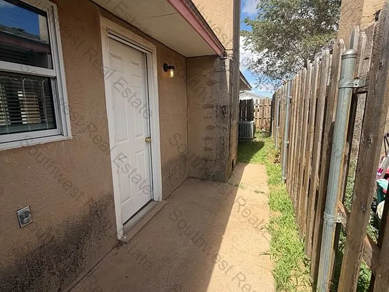 1412 W 10th St — Photo 11