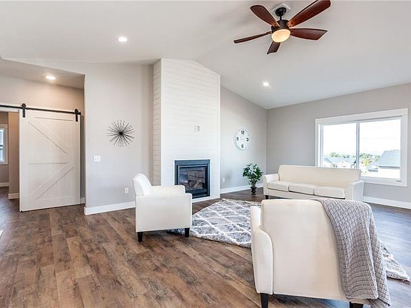 3rd image of 3335 Navarro Dr