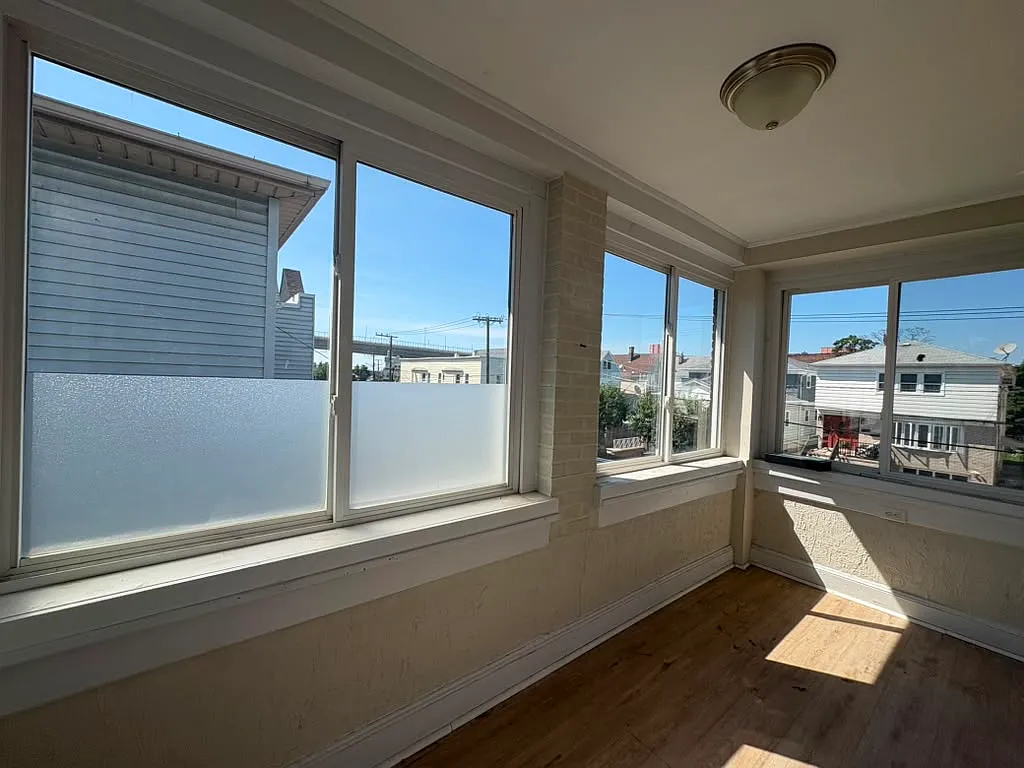 3 bed, 1000 sqft, $2,500 — Photo 2