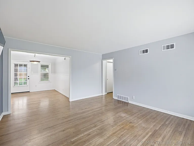15 E 44th St — Photo 3