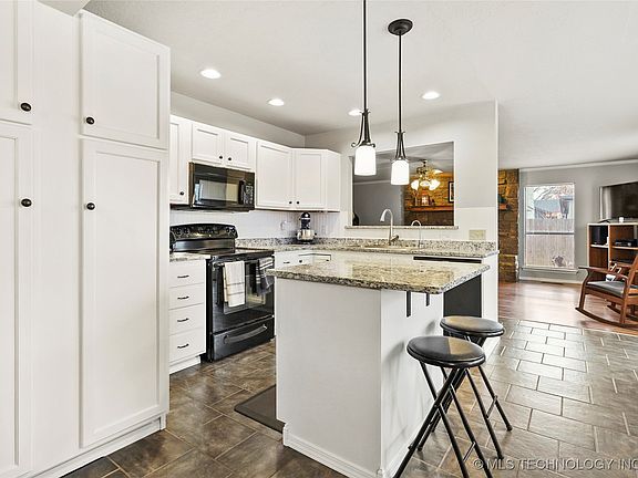4th image of 2904 W Canton St