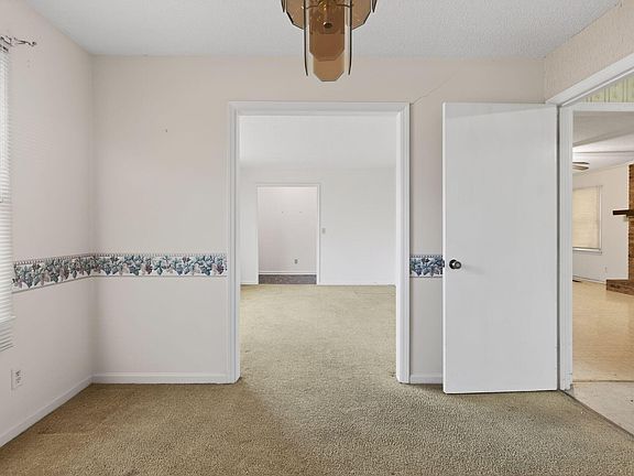 4th image of 2572 Spring Valley Cir