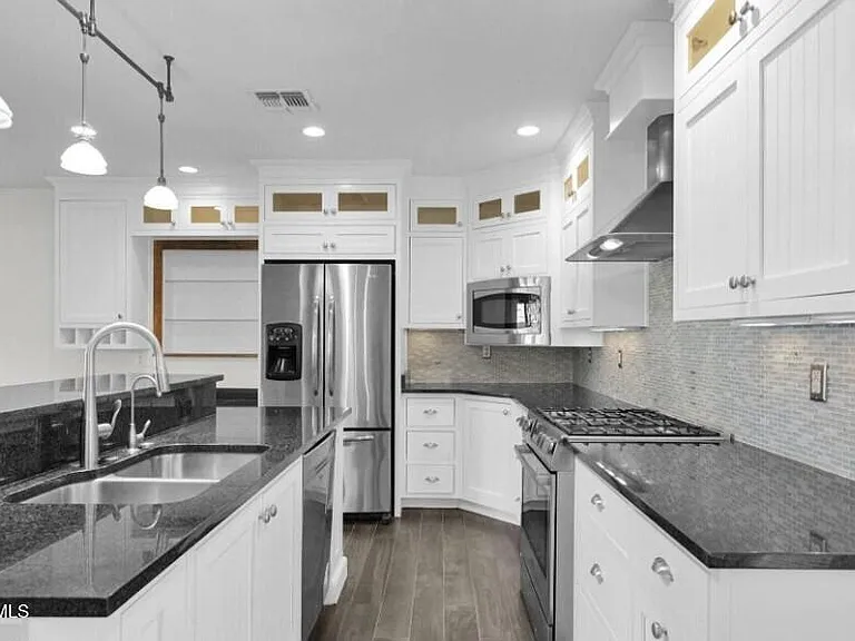 3229 E Clarendon Ave — Photo 3