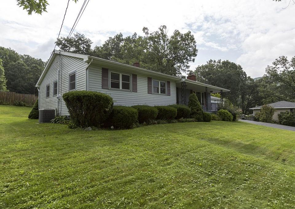 1st image of 40 Sandys Ln