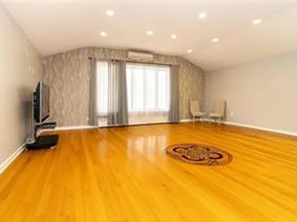 2613 East 65th Street image 4 of 31