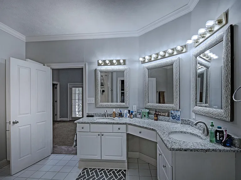 Charleston Cir — Photo 16