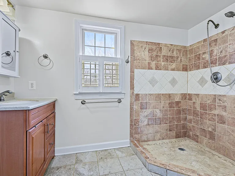 523 Allegheny Ave — Photo 37