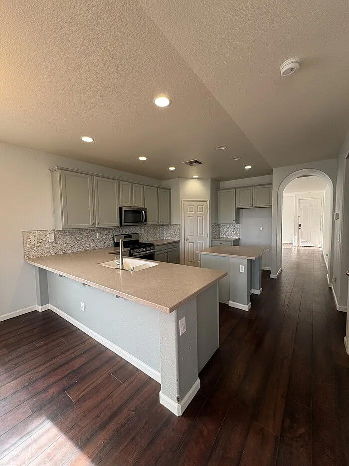 4 bed, 2.5 bath, 2240 sqft, $3,000 — Photo 3
