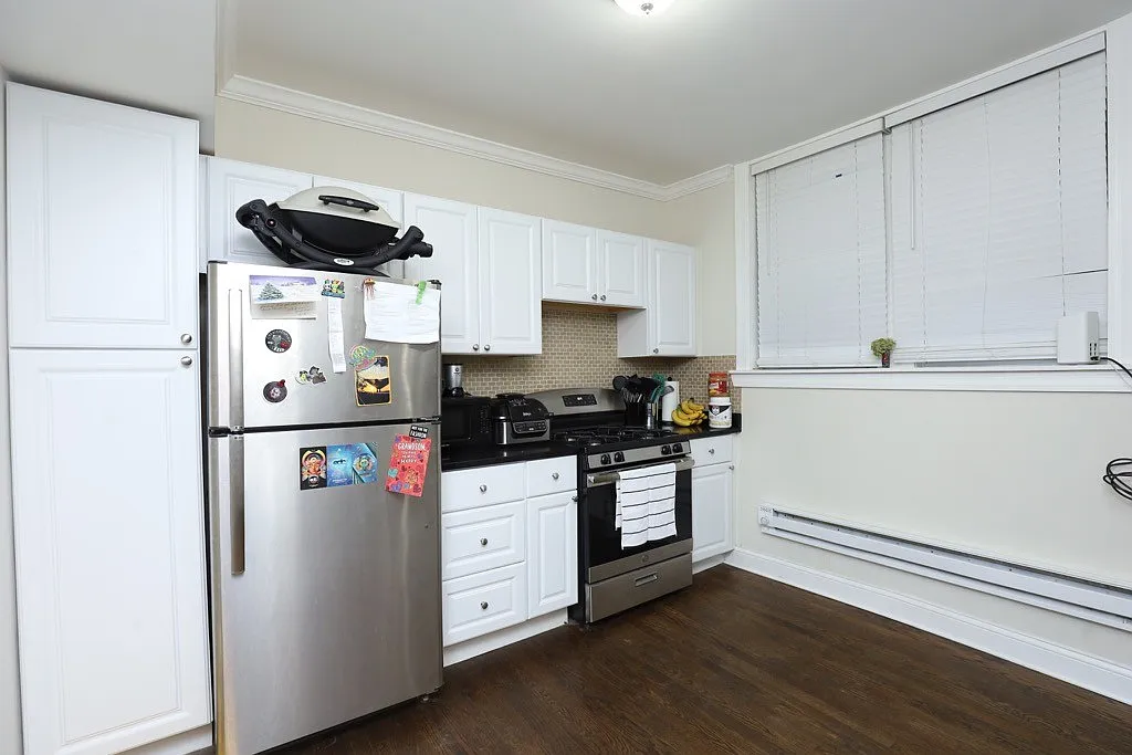 Building Photo - 837.5 W Cornelia Ave #6H