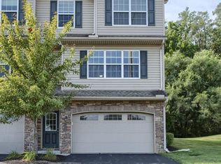 176 Old Schoolhouse Ln, Mechanicsburg, PA 17055