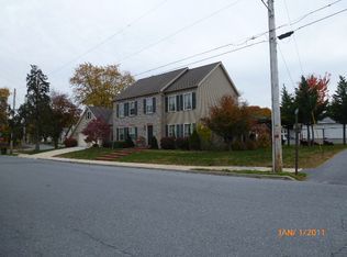 100 Meadow Ln, Manheim, PA 17545