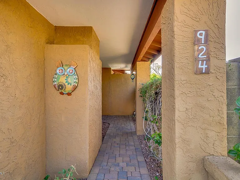 924 N 86th Way — Photo 3