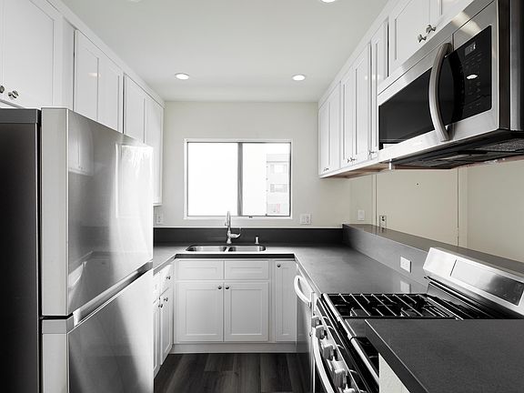 4th image of 6212 Fulton Ave #201