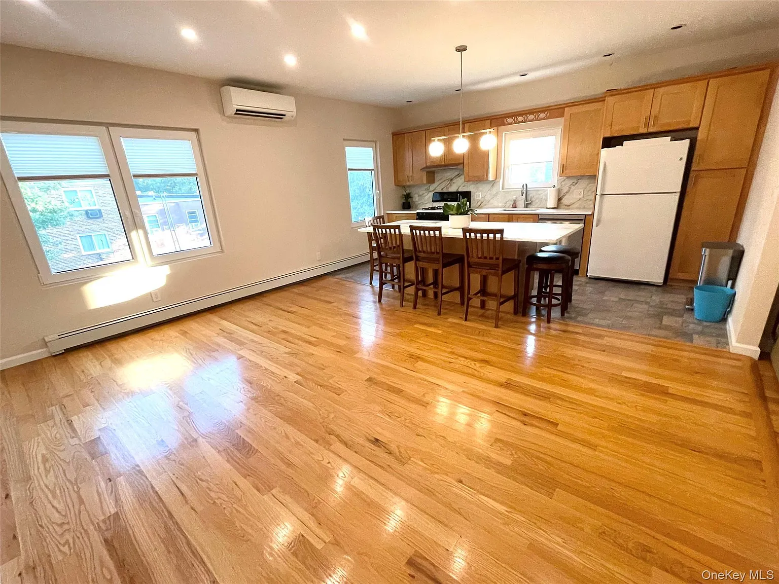 2 bed, 1.0 bath, 2068 sqft, $2,700 — Photo 3