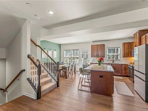 4th image of 484 Greenwood Dr N