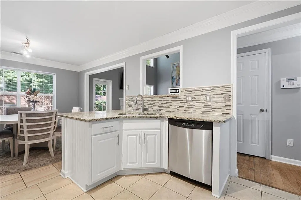 3 bed, 3.0 bath, 1560 sqft, $3,000 — Photo 4