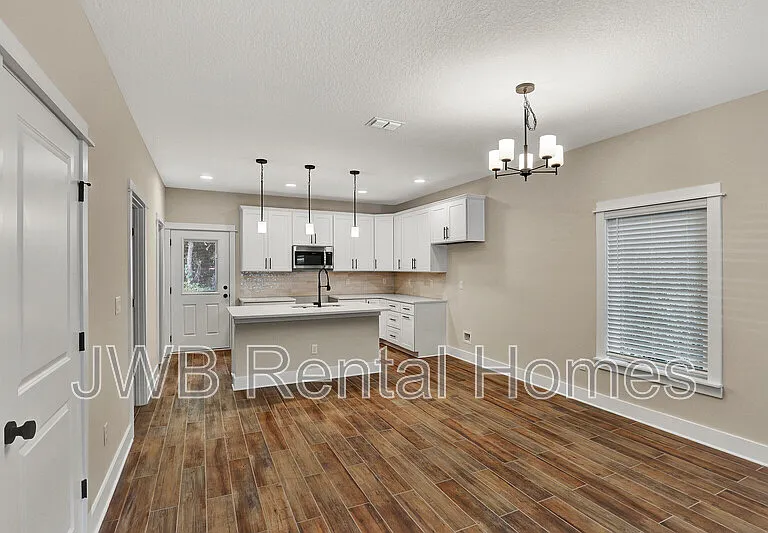 218 E 2nd St — Photo 9