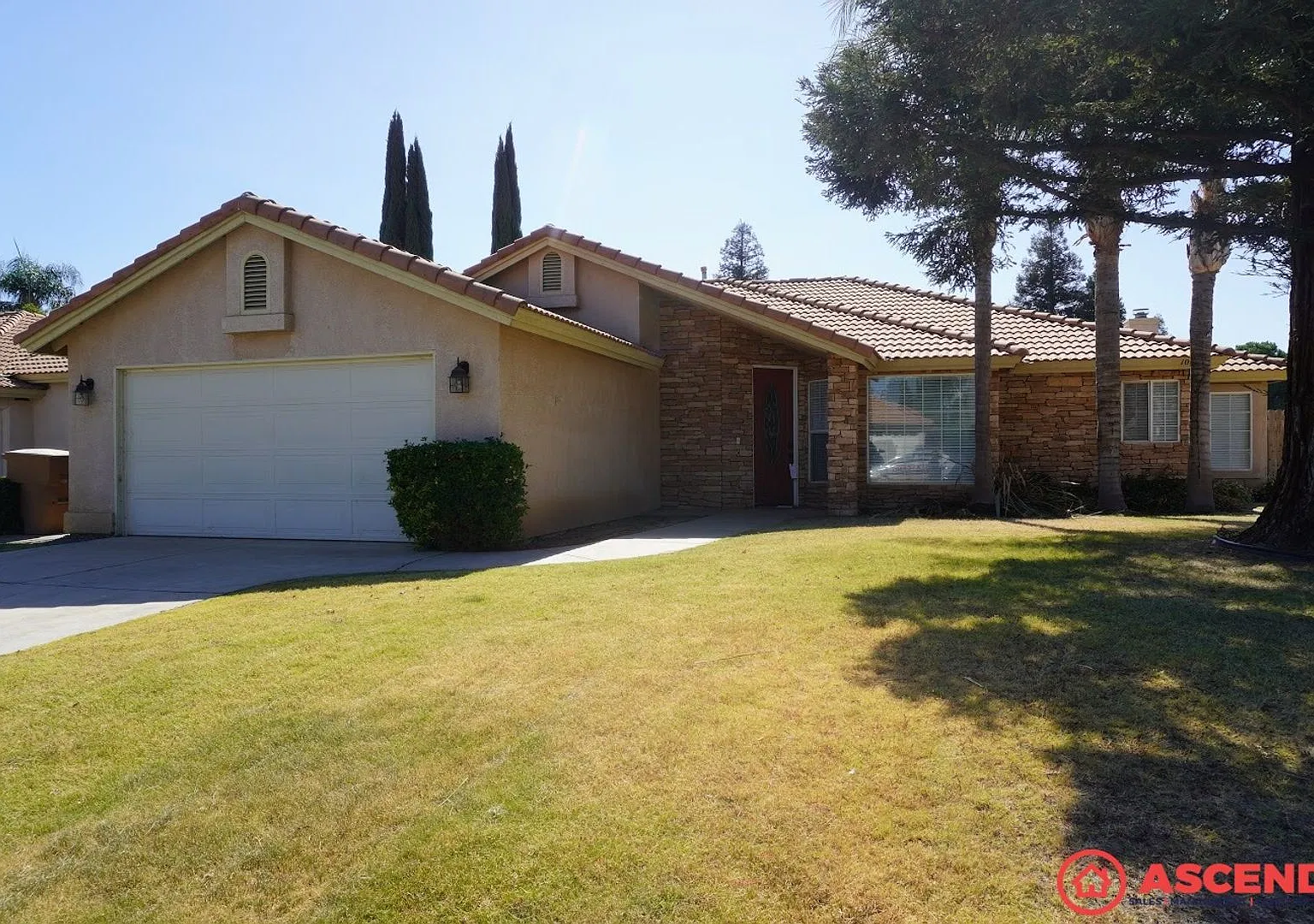 **Move In Special ** - Spacious 3bd/2.5ba Home In Bakersfield's Desirable 93311 Hoa Community, Po... — Photo 1