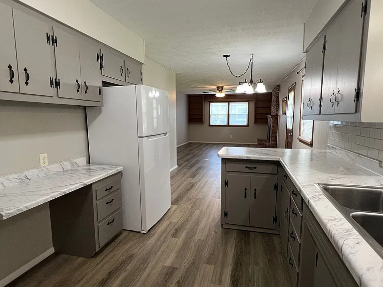 2430 S Kickapoo Ave — Photo 6