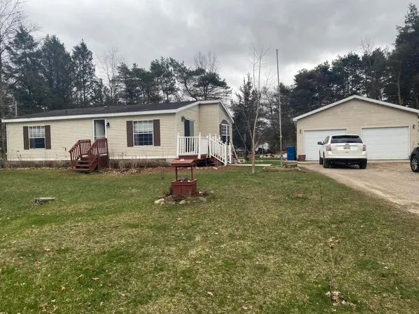 509 W Edgerton St, Howard City, MI 49329
