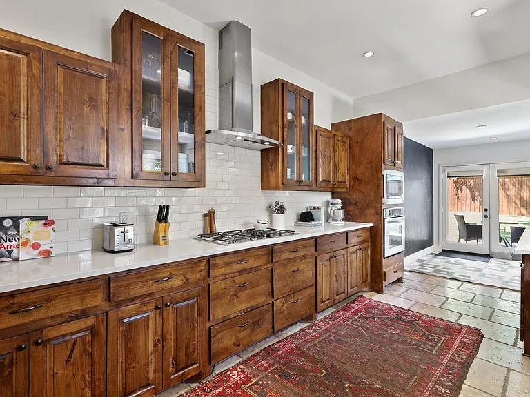 829 N Madison Ave — Photo 5