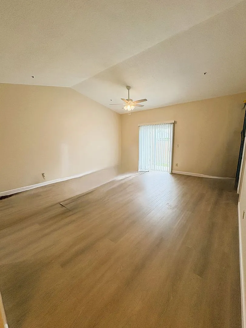 Totally Renovated 2/2 in Oakland Village — Photo 3
