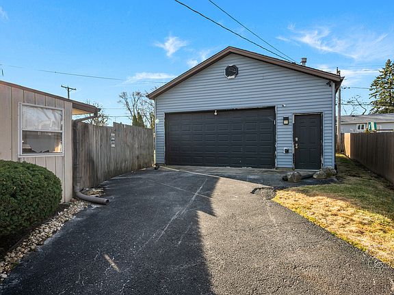 4th image of 563 Hitchcock Ave
