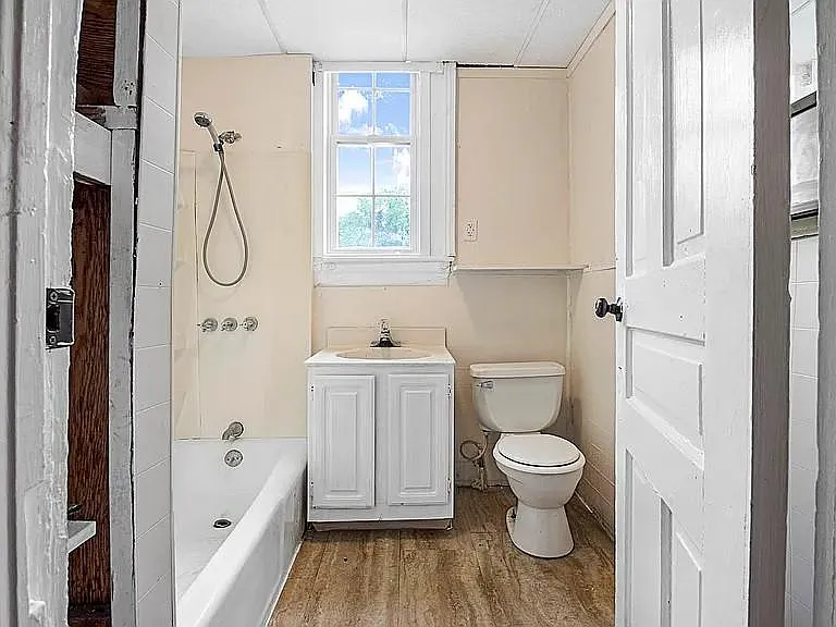 4 bed, 3.0 bath, 2322 sqft, $728 — Photo 2