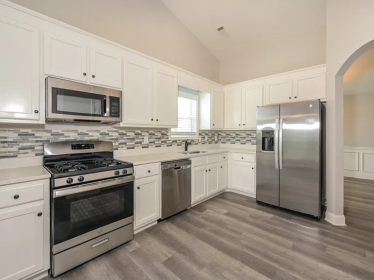 368 Embassy Dr — Photo 6