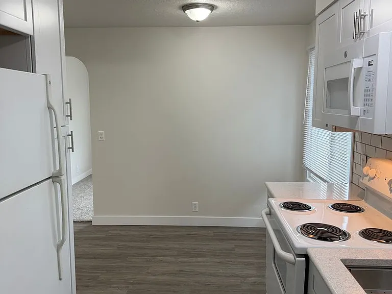 990 W 10th Ave — Photo 30
