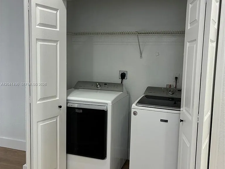 211 SW 15th Ter — Photo 7