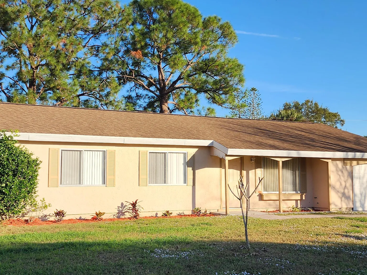 3 bed, 2.0 bath, 1176 sqft, $2,200 — Photo 1
