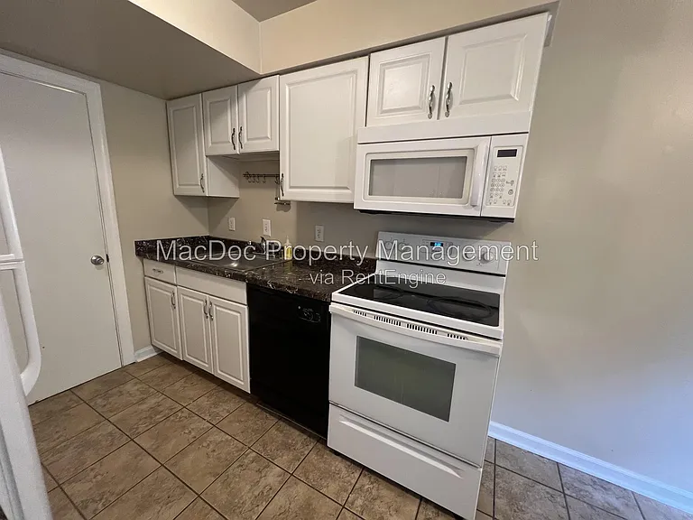 14611 Earlham Ct — Photo 11