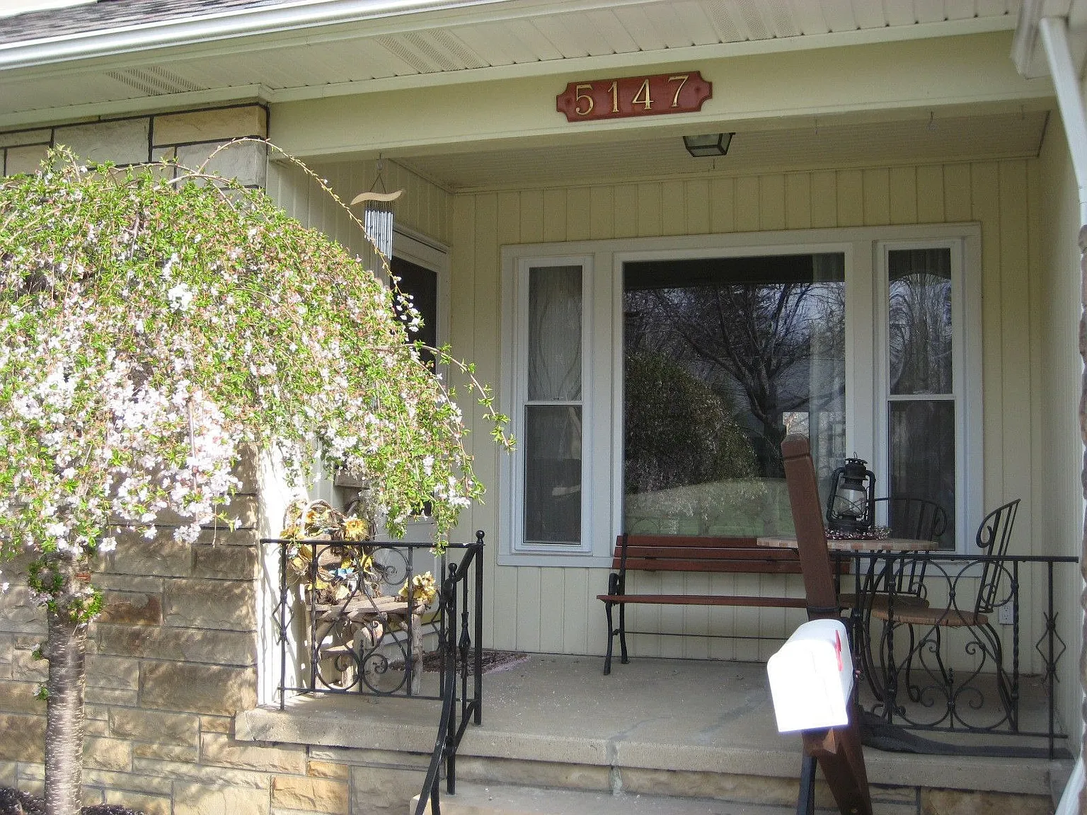 5147 Kneale Dr photo 1