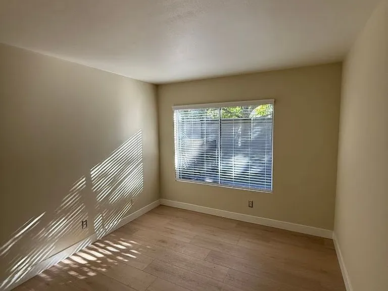 15766 Midwood Dr #4 — Photo 35