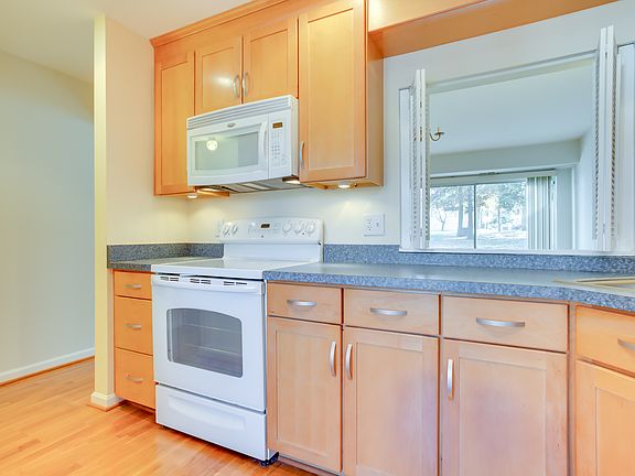 3rd image of 52 Essex Sq