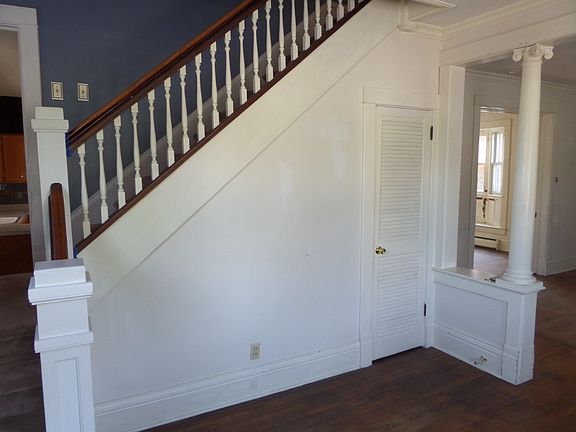 Beautiful roomy foyer