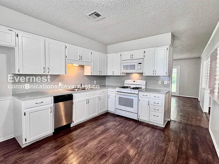 606 North Village Ave — Photo 10