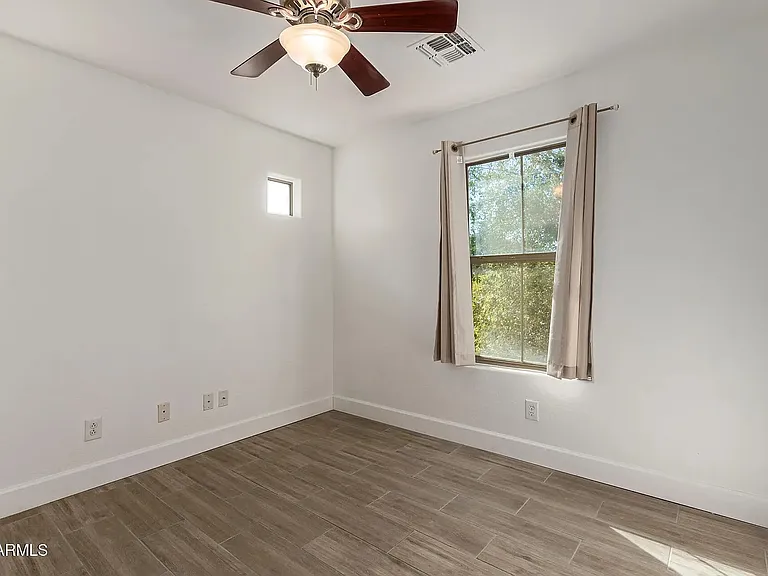 1935 E Oxford Ln — Photo 22