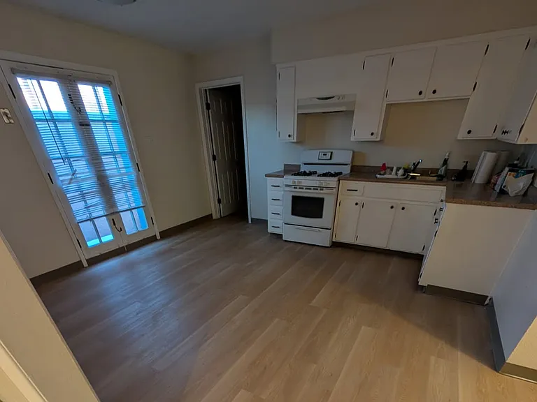 roomie full kitchen