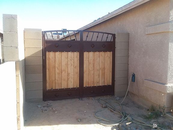 3rd image of 1377 E San Pedro St